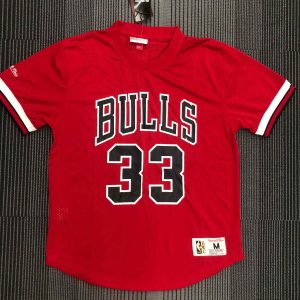Mitchell & Ness Chicago Bulls Red #33 Scottie Pippen Retro Mesh Short-Sleeve Shirt - Image 1