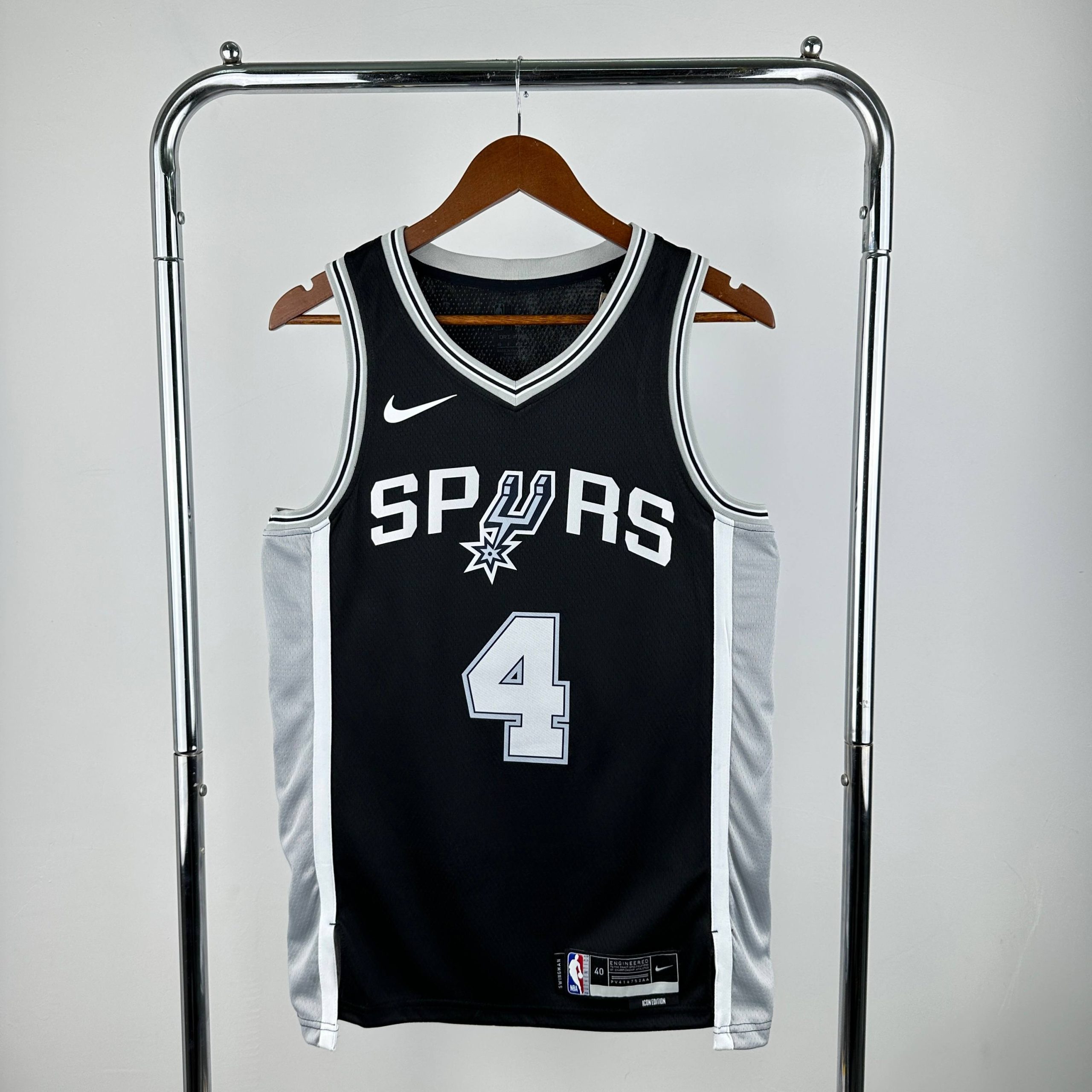 san antonio spurs black #4 de'aaron fox jersey image 1 San Antonio Spurs Black #4 De'Aaron Fox Jersey - Image 1