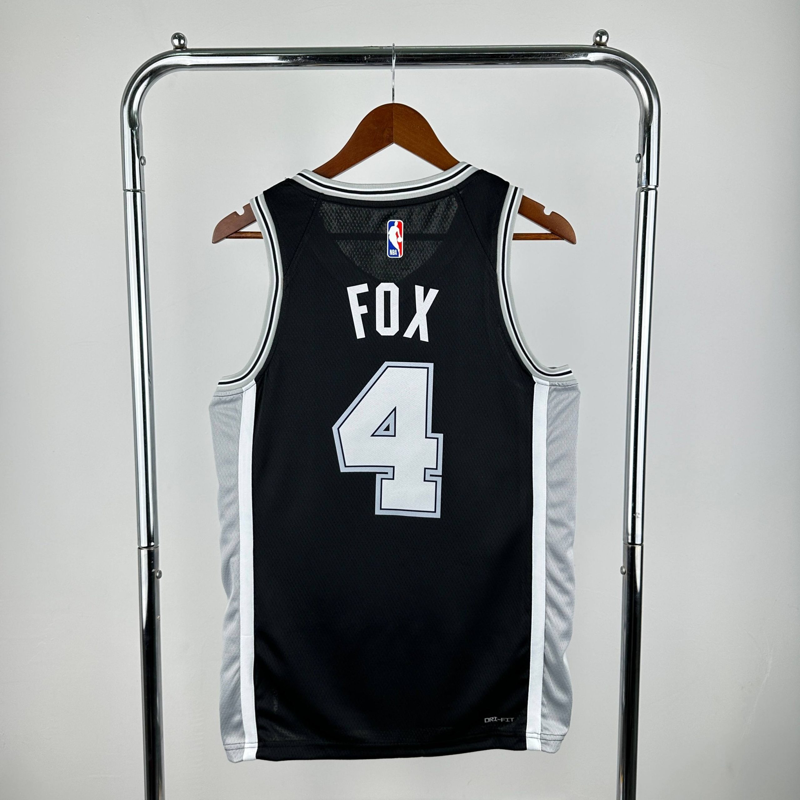 san antonio spurs black #4 de'aaron fox jersey image 2 San Antonio Spurs Black #4 De'Aaron Fox Jersey - Image 2