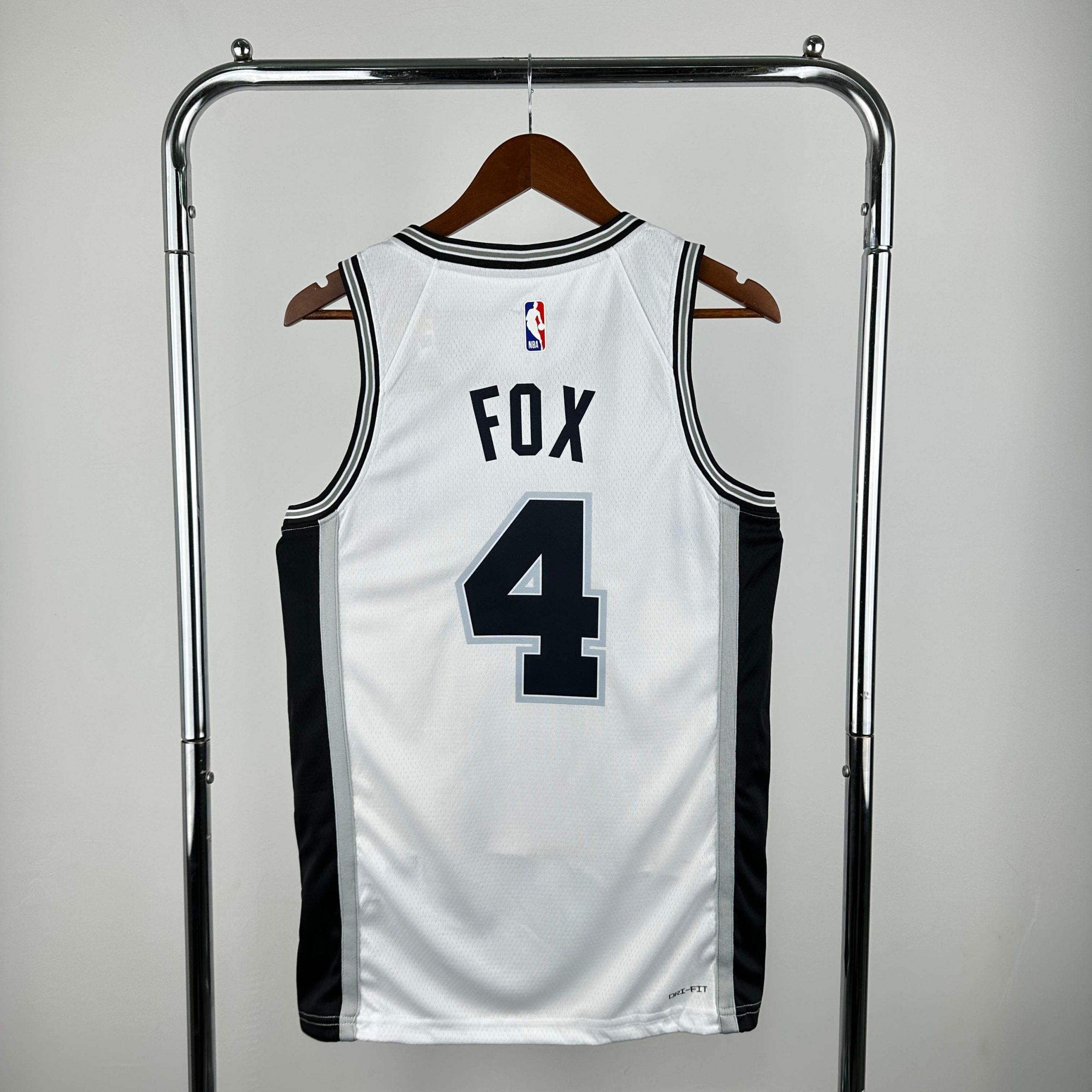 san antonio spurs white #4 de'aaron fox jersey image 2 San Antonio Spurs White #4 De'Aaron Fox Jersey - Image 2